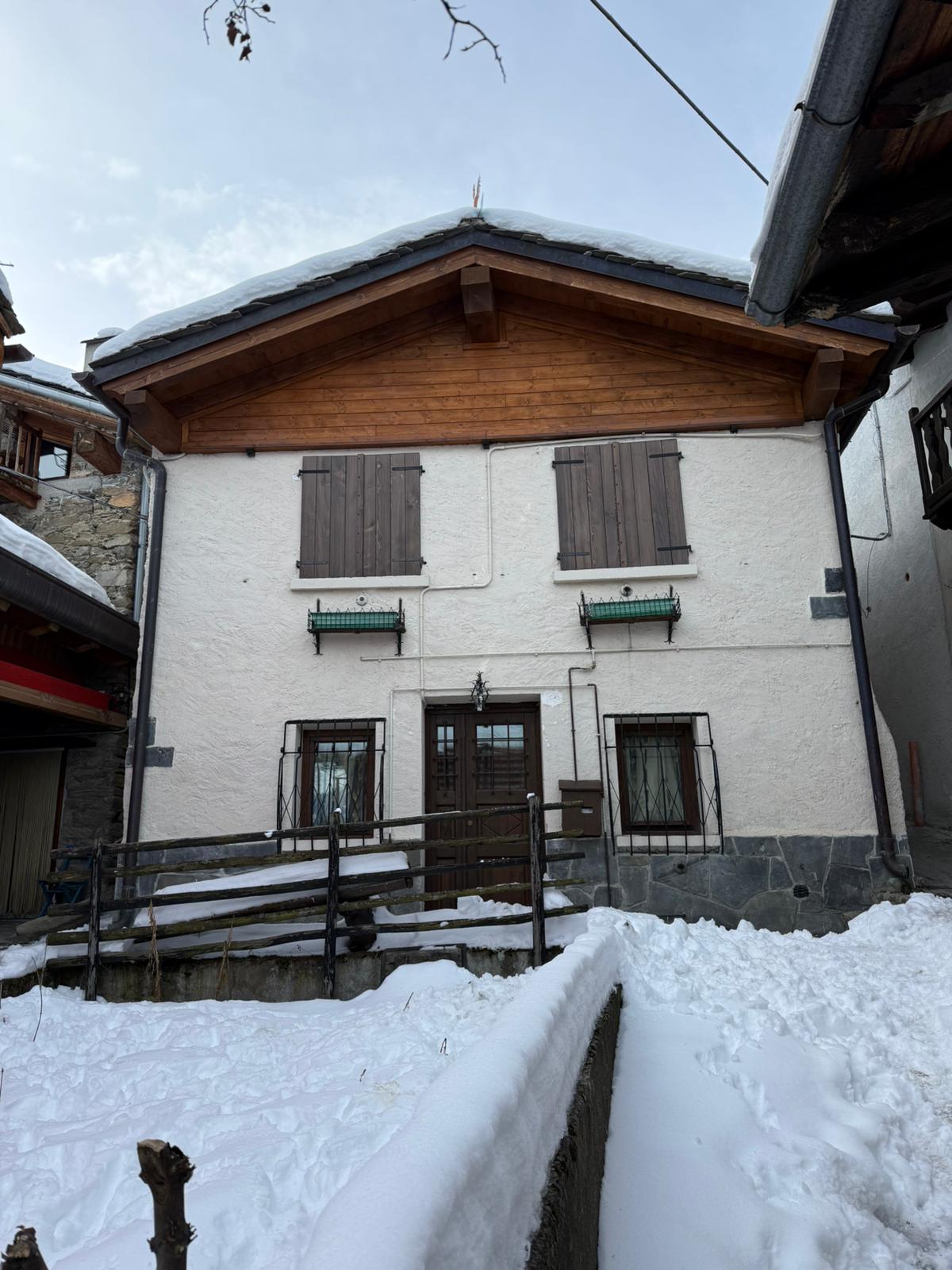 Chalet indipendente con camino e pietra a vista – Charvensod (AO), Frazione Pantaléon, vicino a Pila