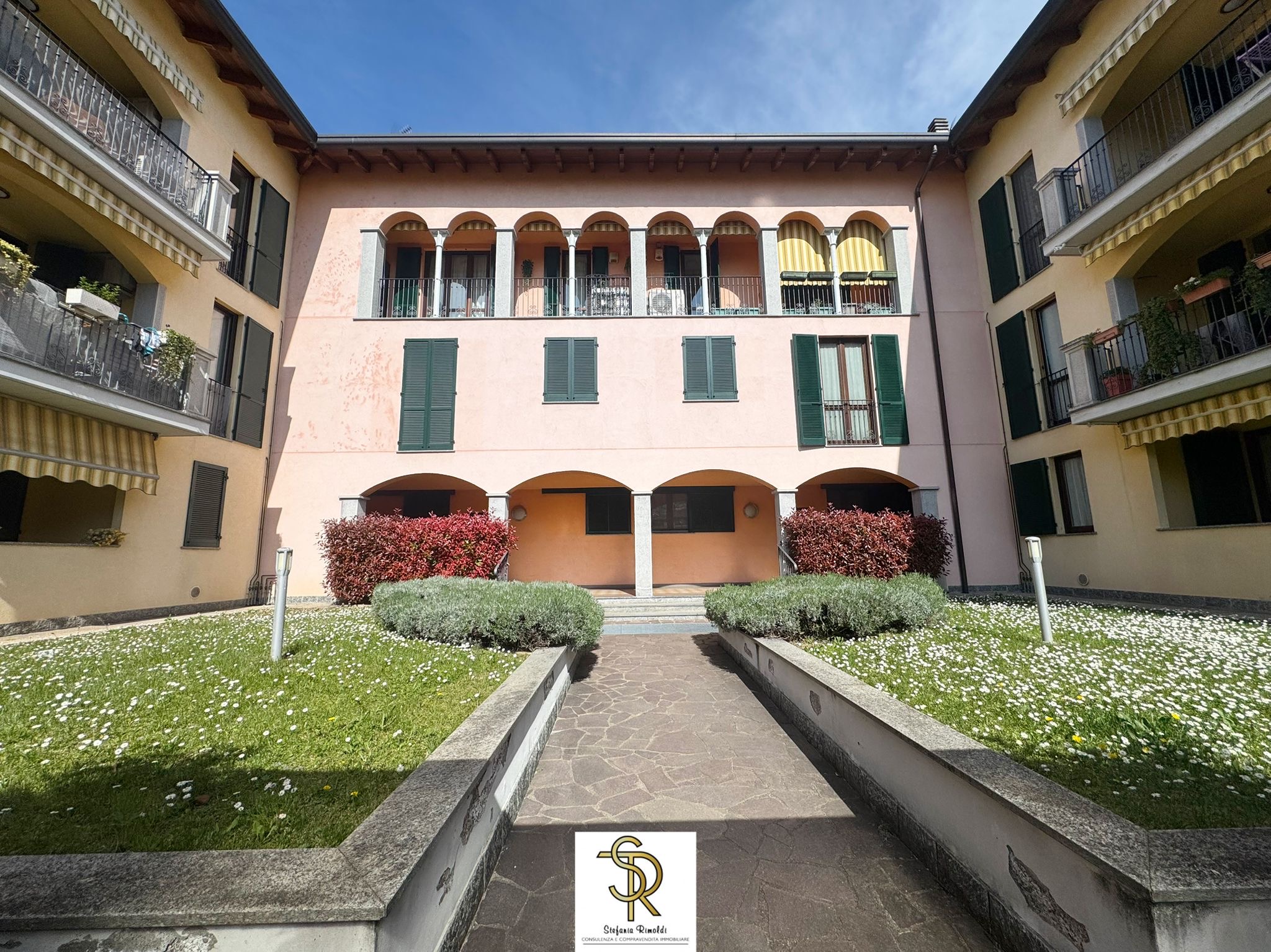 CANTALUPO(Cerro Maggiore) Appartamento di due locali più servizi. Giardino. Cantina. Box